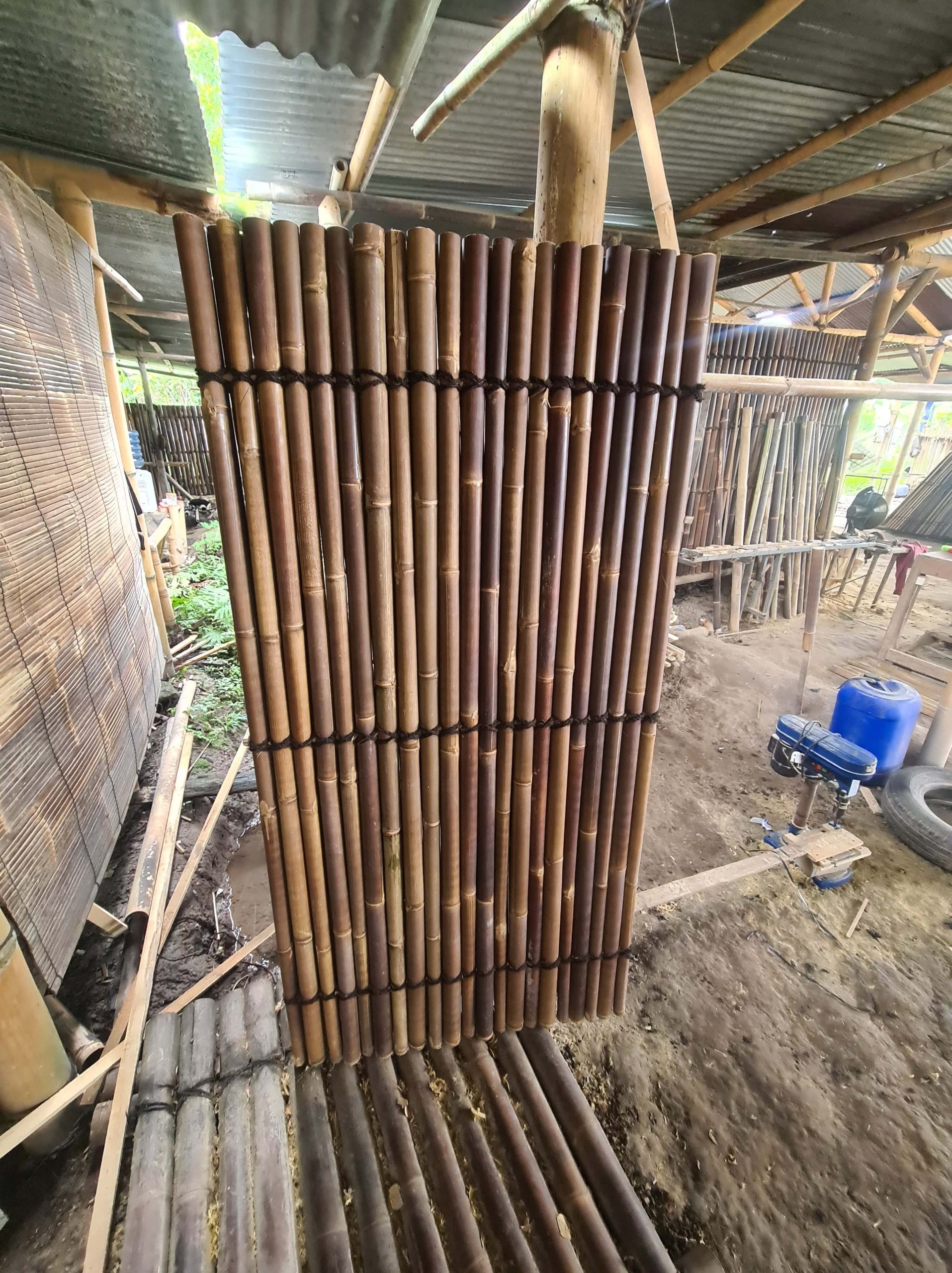 Medewerker kralen Sherlock Holmes bamboe schutting 240x90 donkere bamboe kleur. - SDB Living