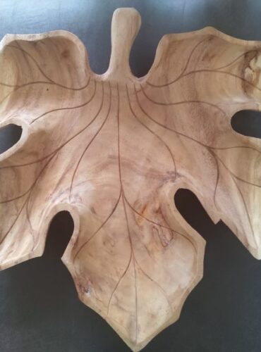 Decoratie schaal in bladvorm suar hout kastanje