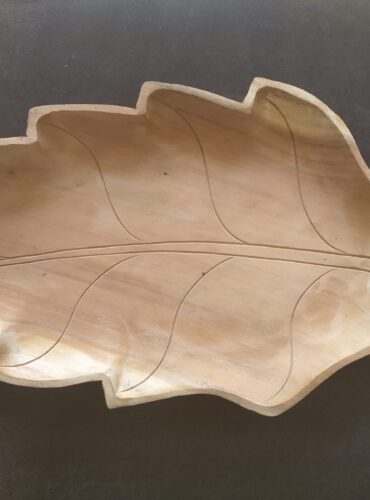 Decoratie schaal in bladvorm suar hout amber