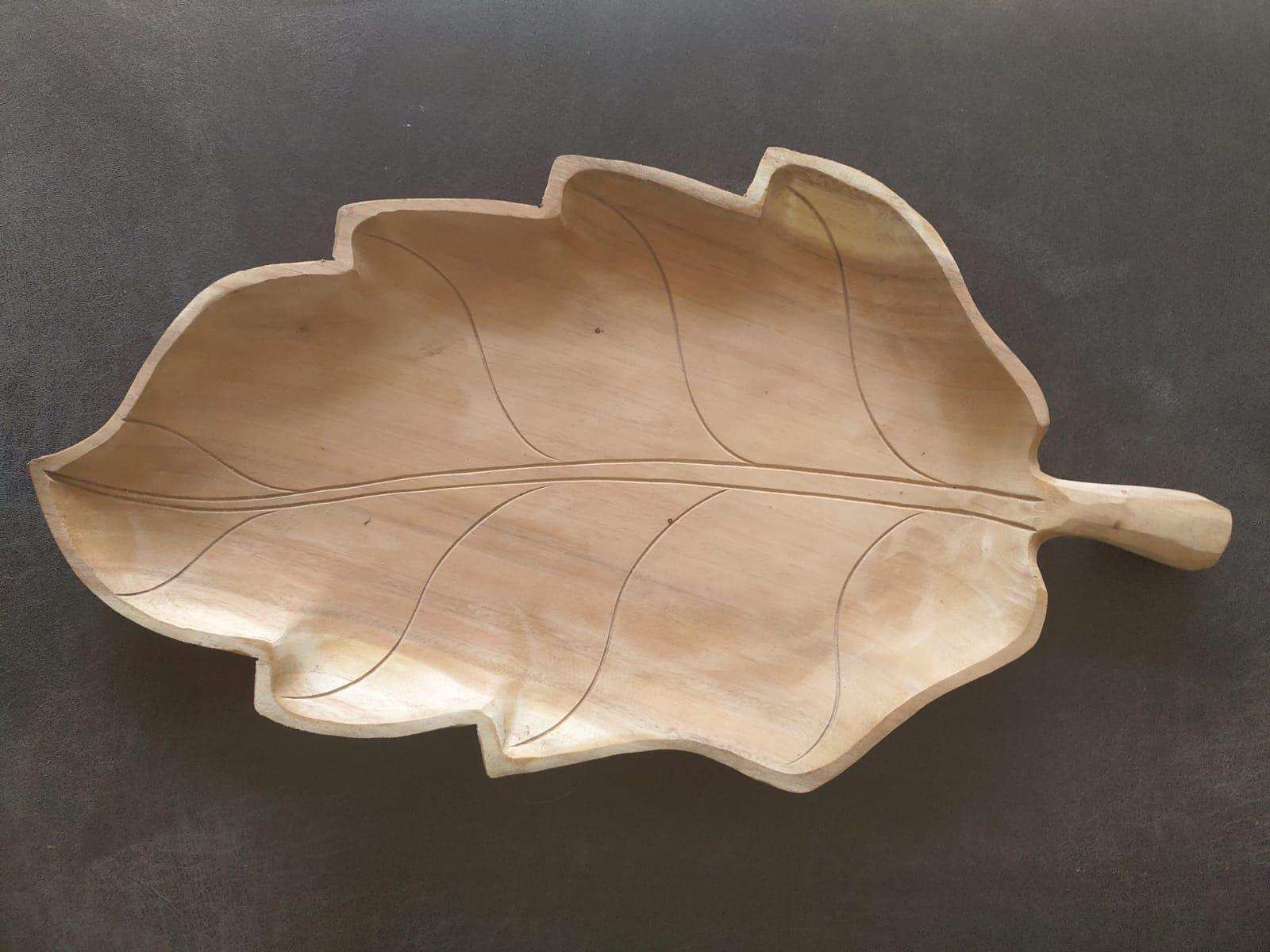Decoratie schaal in bladvorm suar hout amber